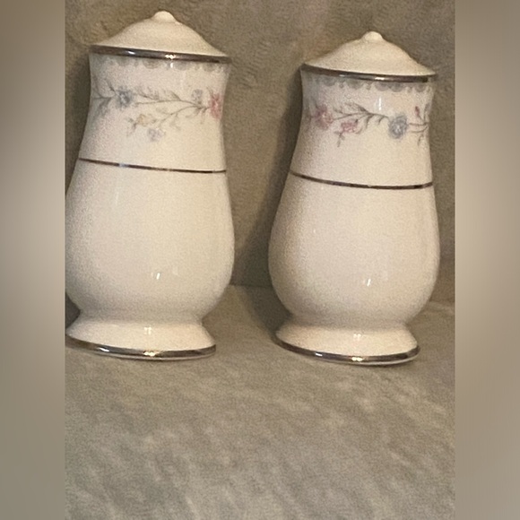 Gorham Other - Gorham Vintage Snow Rose Salt & Pepper Shakers 3” Platinum Trim - Flowers